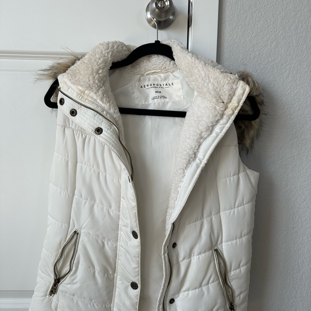 Women’s sleeveless jacket.